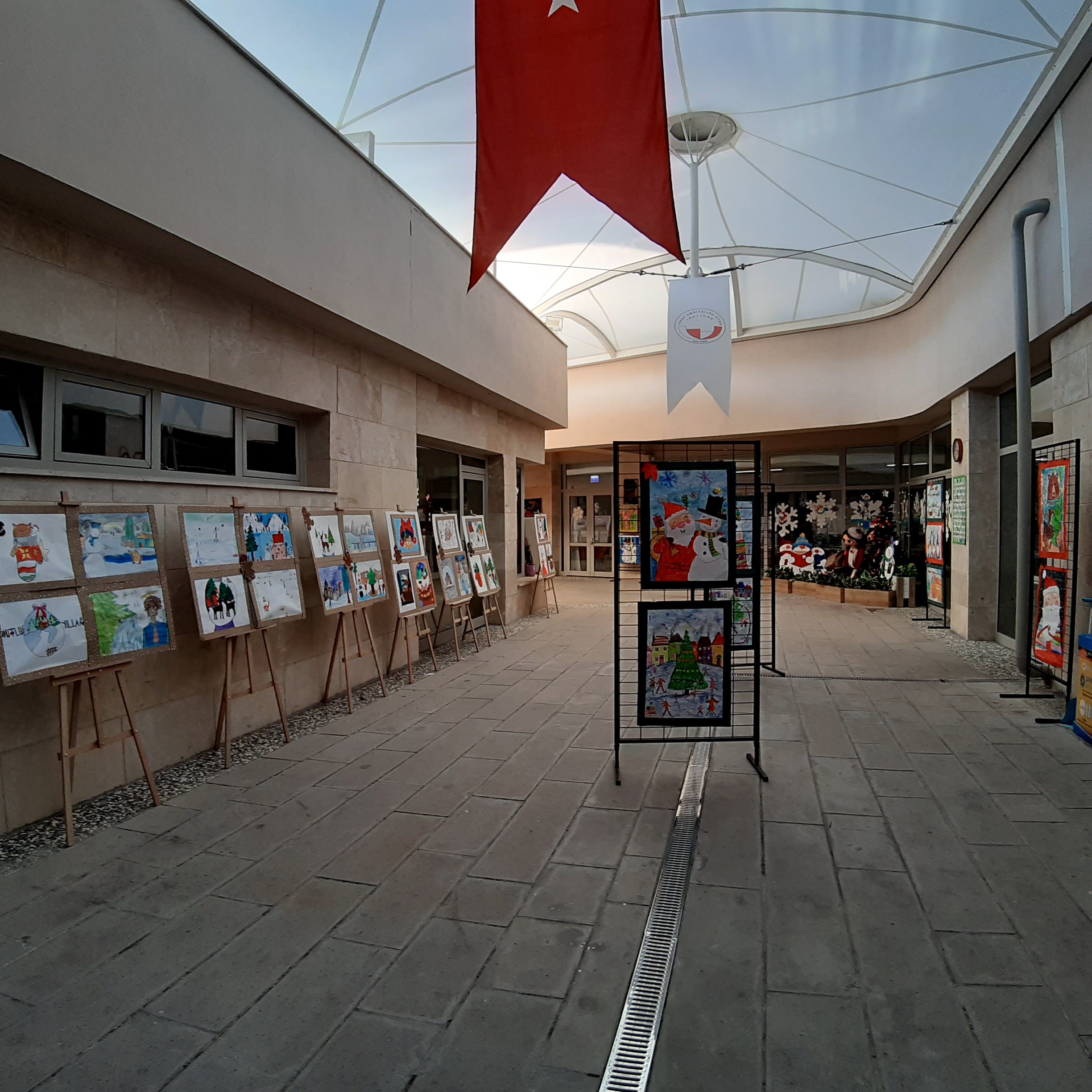 İzmir Okullarındaki sanat eserlerinin sergilendiği boş alan
